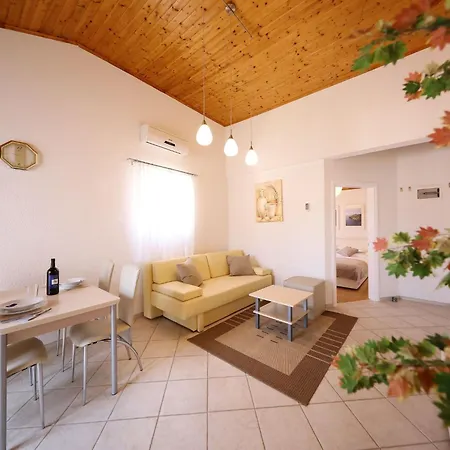 아파트 Gesamte In Mit Grossem Balkon By Interhome