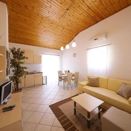 아파트 Gesamte In Mit Grossem Balkon By Interhome