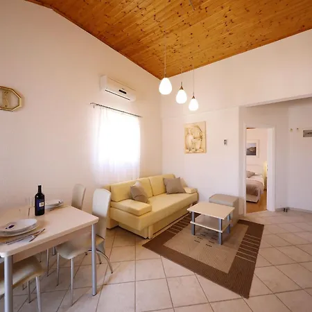 아파트 Gesamte In Mit Grossem Balkon By Interhome